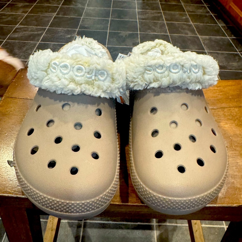 BNWT Crocs Fleece Lined Clogs, Size M9/W11